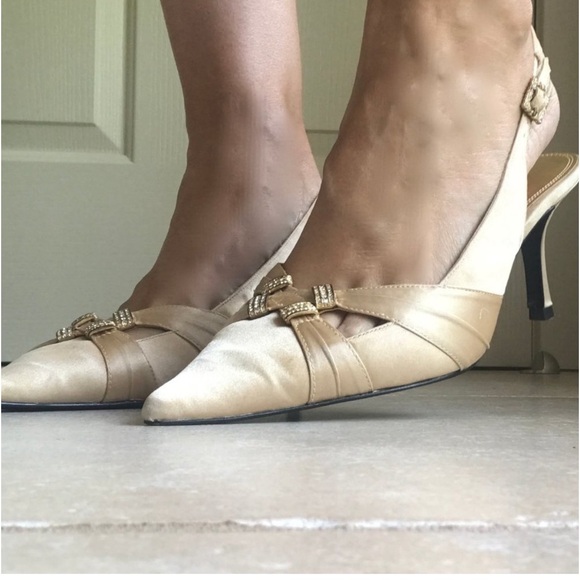 A. MARINELLI Special Effects Cream Gold Satin Kitten Heel Pump 8.5 EUC - Picture 6 of 14